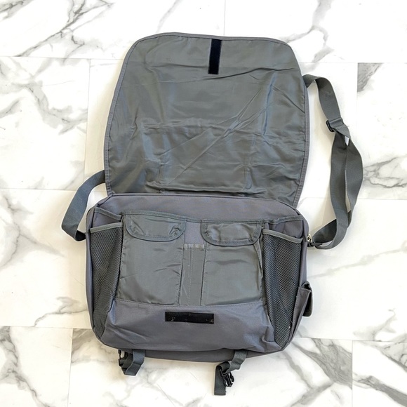 New GUESS laptop luggage. Padded on both sides of bag for laptop protection. - Picture 7 of 7